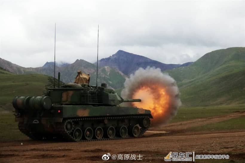 15式坦克同型抢修车首次曝光!体型紧凑,起重机、驻锄一个不缺