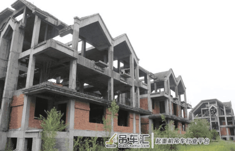 为什么有的工地烂尾,施工队不把塔吊撤走呢?