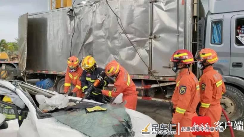 海南澄迈一辆大货车倾斜压瘪轿车，幸有路过吊车协助救援