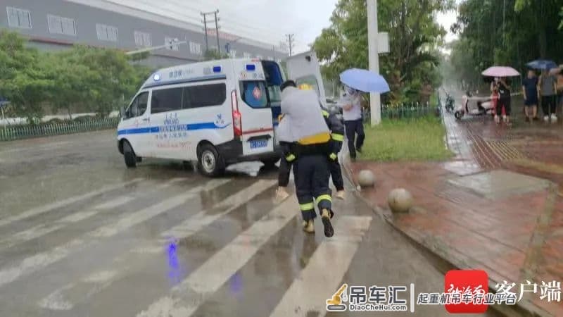 海南澄迈一辆大货车倾斜压瘪轿车,幸有路过吊车协助救援