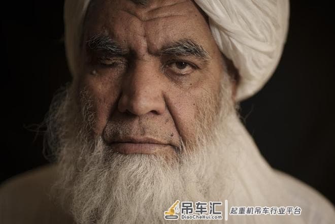 塔利班击毙4名绑匪,用起重机悬挂尸体示众:谁敢犯罪就是这下场