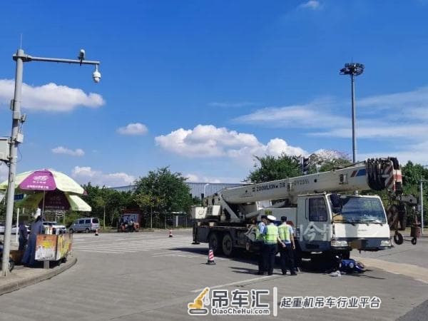 广西一女子被吊车撞倒身亡，目击者：女子30多岁，当时正在路口等红灯