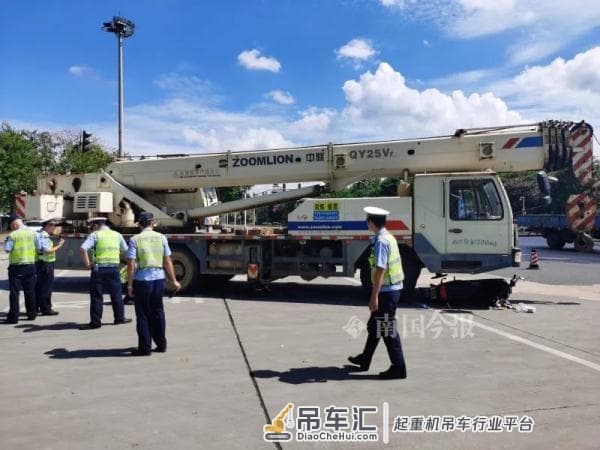 广西一女子被吊车撞倒身亡,目击者:女子30多岁,当时正在路口等红灯