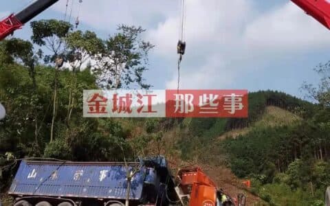 两辆大吊车同时出动，竟是为了这个……