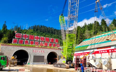 出征川藏史诗工程：中联重科ZCC5200S履带起重机建设雪域高原