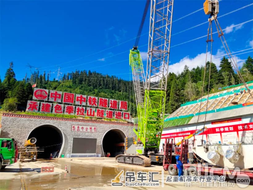 出征川藏史诗工程：中联重科ZCC5200S履带起重机建设雪域高原