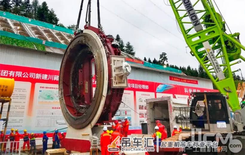 出征川藏史诗工程:中联重科ZCC5200S履带起重机建设雪域高原
