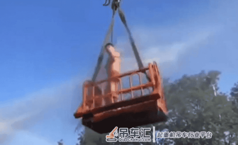 太恶劣了！山东一半裸新郎吊半空遭高压水枪喷射，还戴绿帽扔鸡蛋