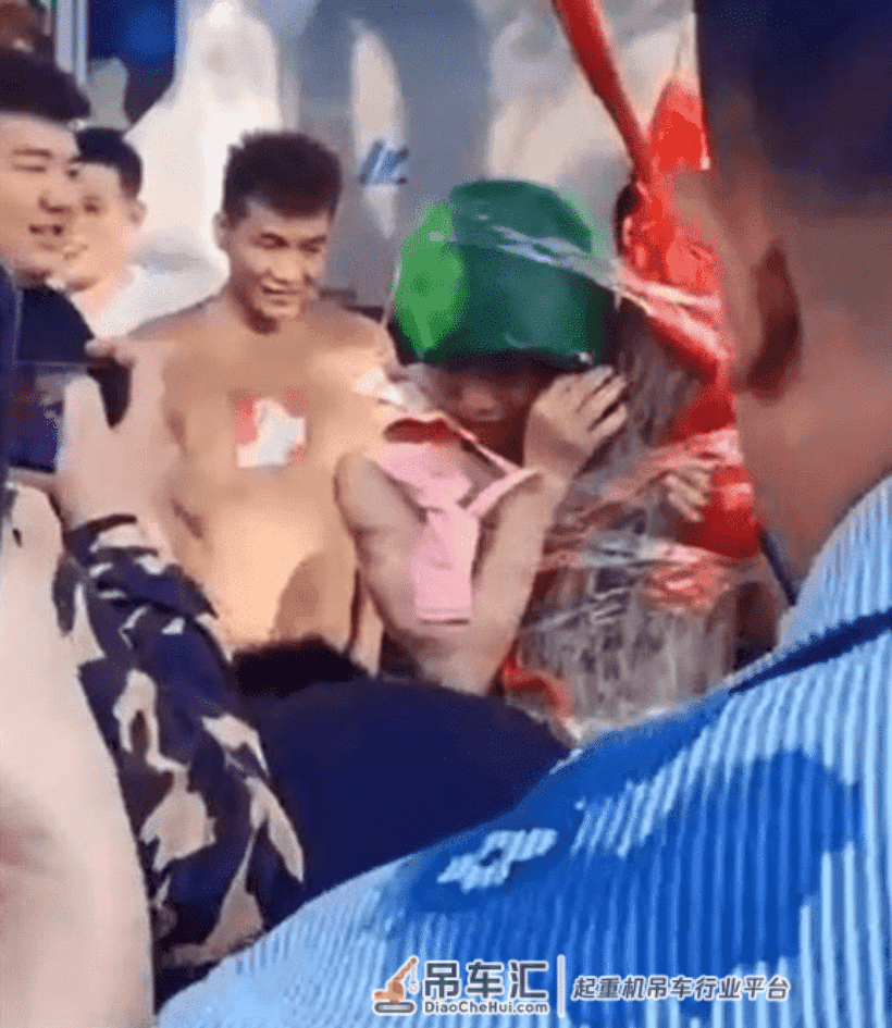 太恶劣了!山东一半裸新郎吊半空遭高压水枪喷射,还戴绿帽扔鸡蛋