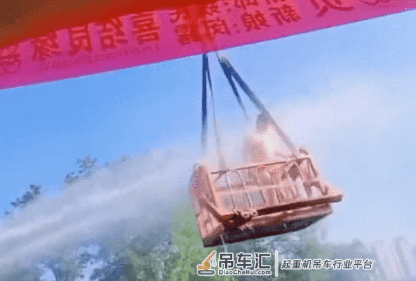 太恶劣了!山东一半裸新郎吊半空遭高压水枪喷射,还戴绿帽扔鸡蛋