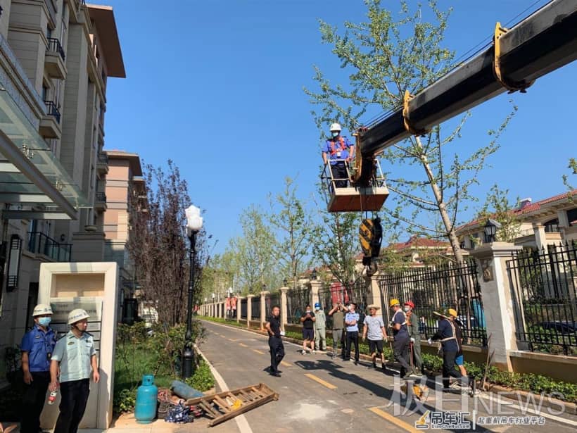无人机发现别墅11处违建阳光房，城管用长臂大吊车来拆除