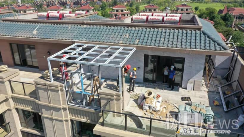 无人机发现别墅11处违建阳光房,城管用长臂大吊车来拆除