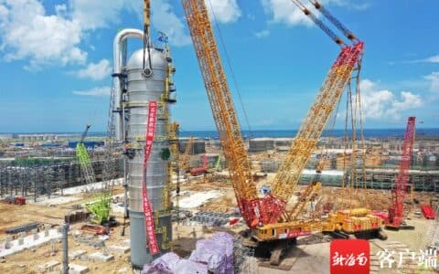 海南炼化乙烯项目首台大型塔器吊装成功