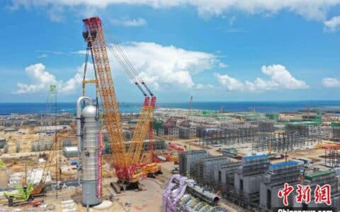 重达千吨 海南炼化百万吨乙烯项目吊装首台大型塔器