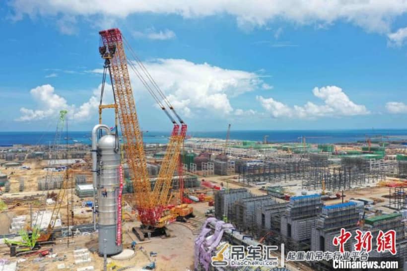 重达千吨 海南炼化百万吨乙烯项目吊装首台大型塔器