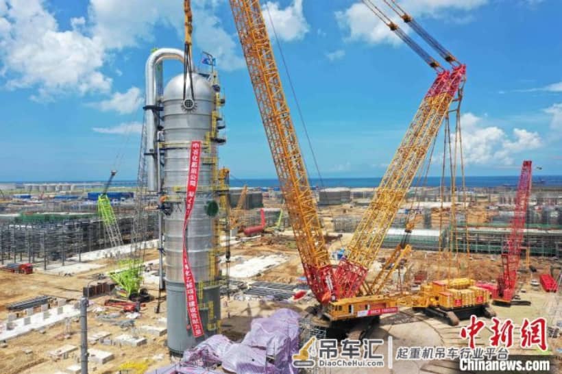 重达千吨 海南炼化百万吨乙烯项目吊装首台大型塔器