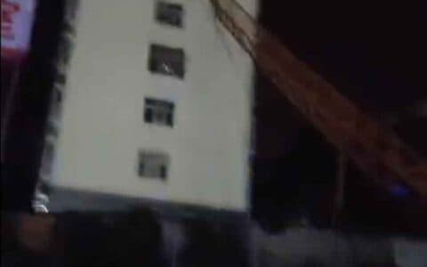 事故丨湖北宜昌一在建工地发生塔吊折断倒塌事故