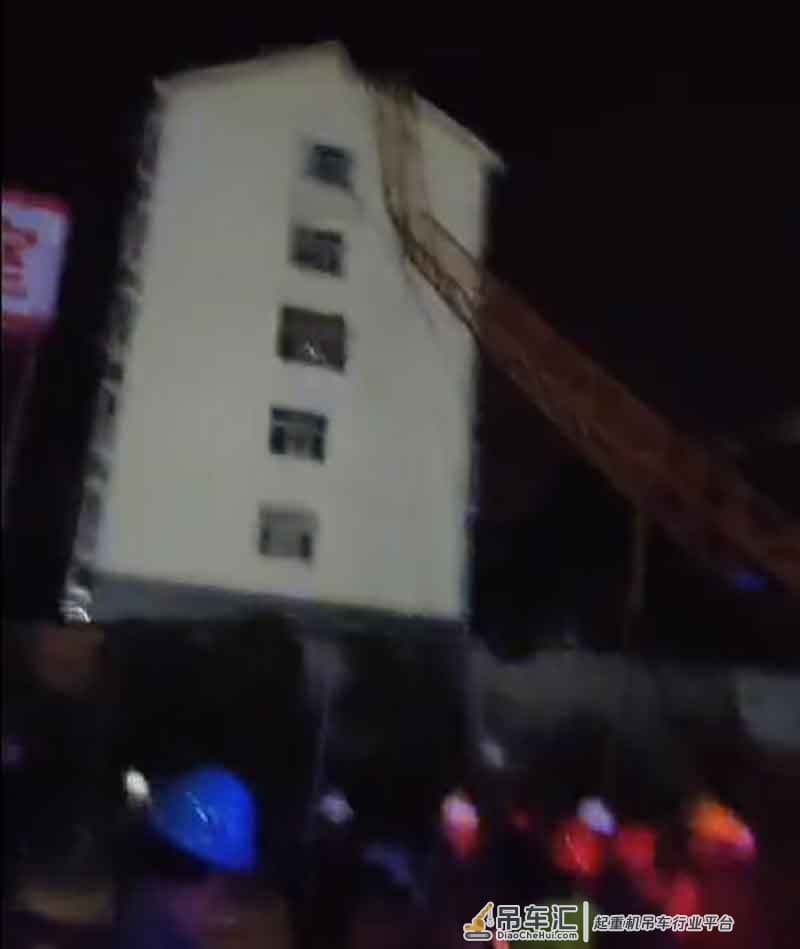 事故丨湖北宜昌一在建工地发生塔吊折断倒塌事故