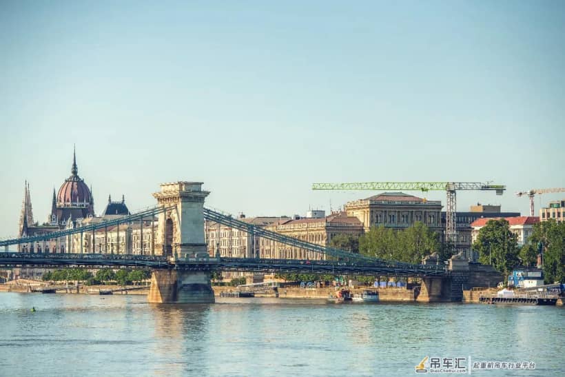 精细作业！中联重科塔机化身欧洲多瑙河上的“文物修复师”