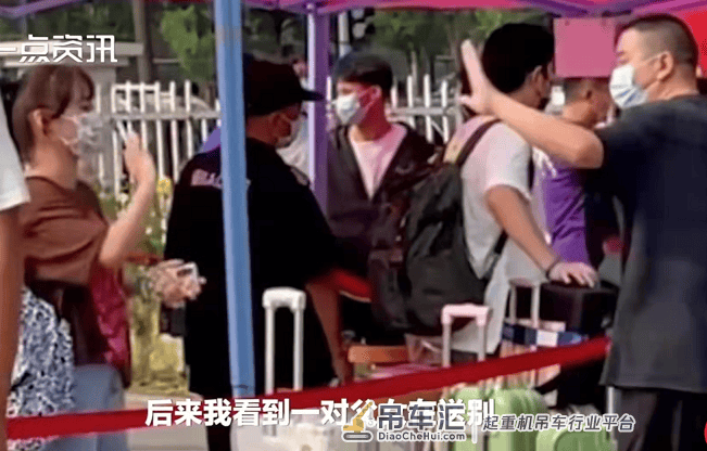 “儿子开吊车将母亲举高摘枣”:当他们笑了,你才真的孝了