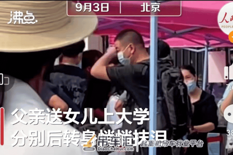 “儿子开吊车将母亲举高摘枣”:当他们笑了,你才真的孝了