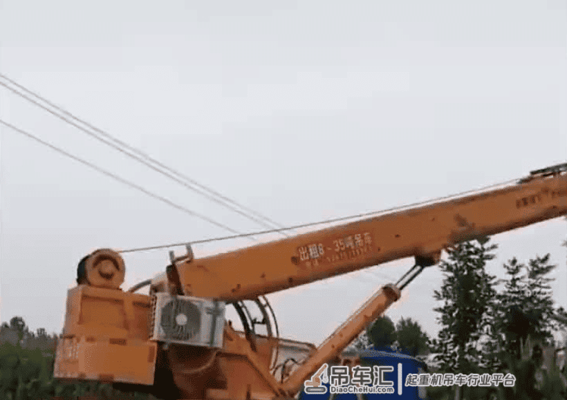 孝顺!山东一男子开吊车配合母亲摘枣:父母养我们不容易