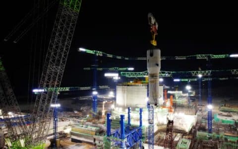 华龙一号漳州核电1号机组首台蒸汽发生器吊装成功
