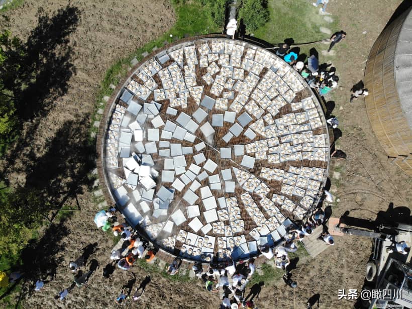 中国最大蒸笼起锅一次蒸上千份菜,直径11米高6米用吊车起盖