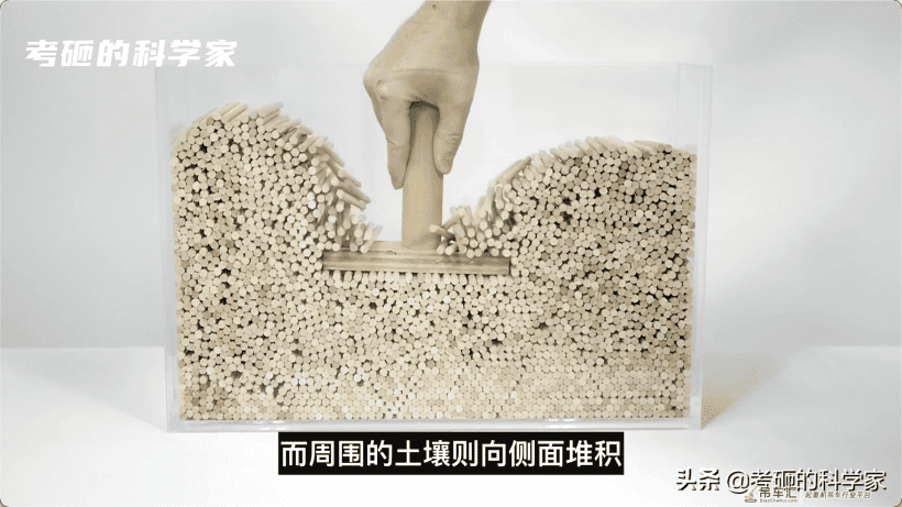 吊车为什么总爱倒?起重机的支腿,工地路上的碎石,有什么作用