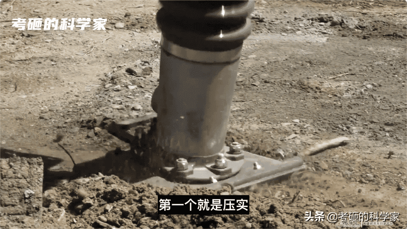 吊车为什么总爱倒?起重机的支腿,工地路上的碎石,有什么作用