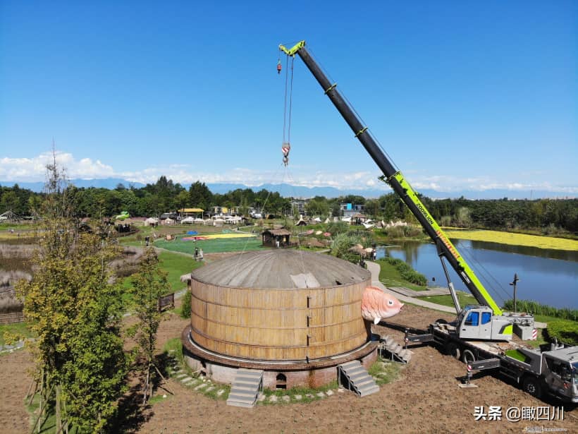 中国最大蒸笼起锅一次蒸上千份菜,直径11米高6米用吊车起盖