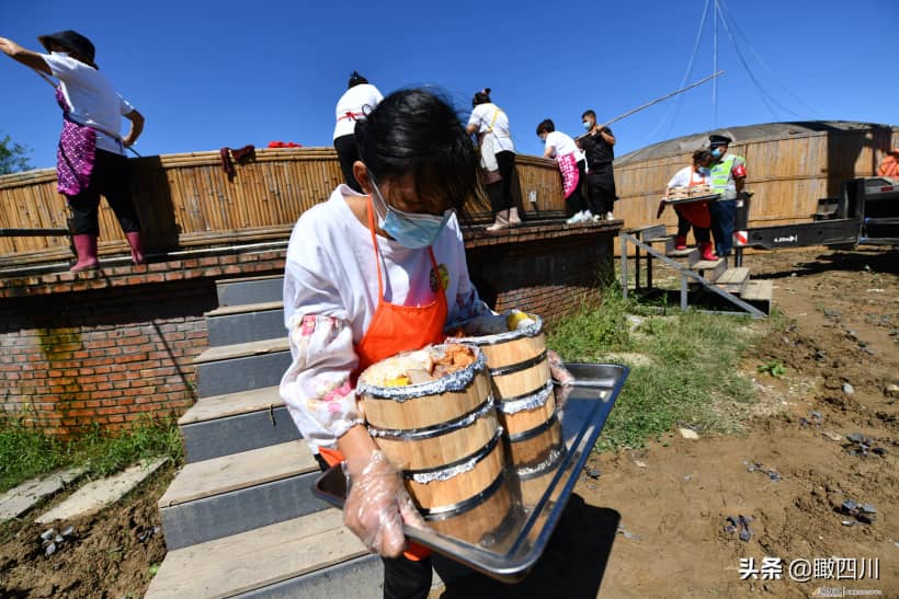 中国最大蒸笼起锅一次蒸上千份菜,直径11米高6米用吊车起盖