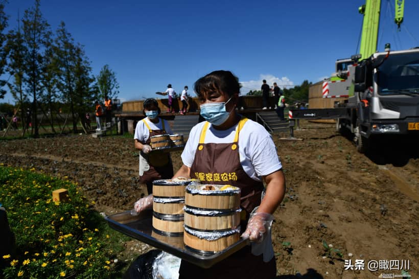 中国最大蒸笼起锅一次蒸上千份菜,直径11米高6米用吊车起盖