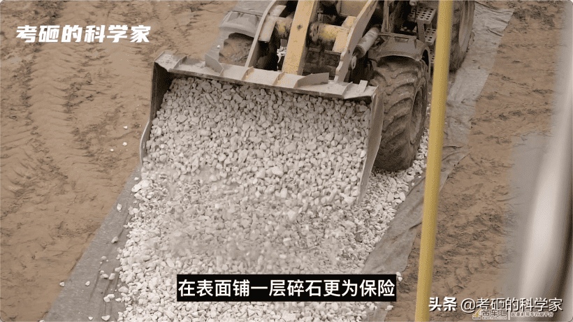 吊车为什么总爱倒?起重机的支腿,工地路上的碎石,有什么作用