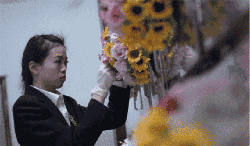 中国入殓师,花8小时修复吊车碾压过的尸体,采访称:这是在积善