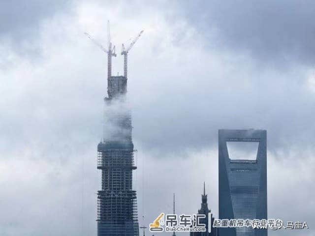 上海塔吊倒塌司机身亡,塔吊这么高如何建起?司机又是咋上去的?