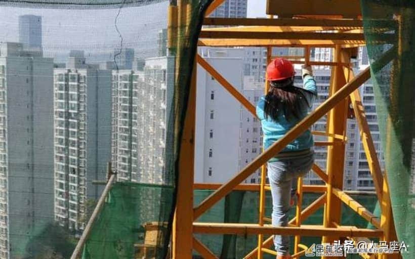 上海塔吊倒塌司机身亡,塔吊这么高如何建起?司机又是咋上去的?