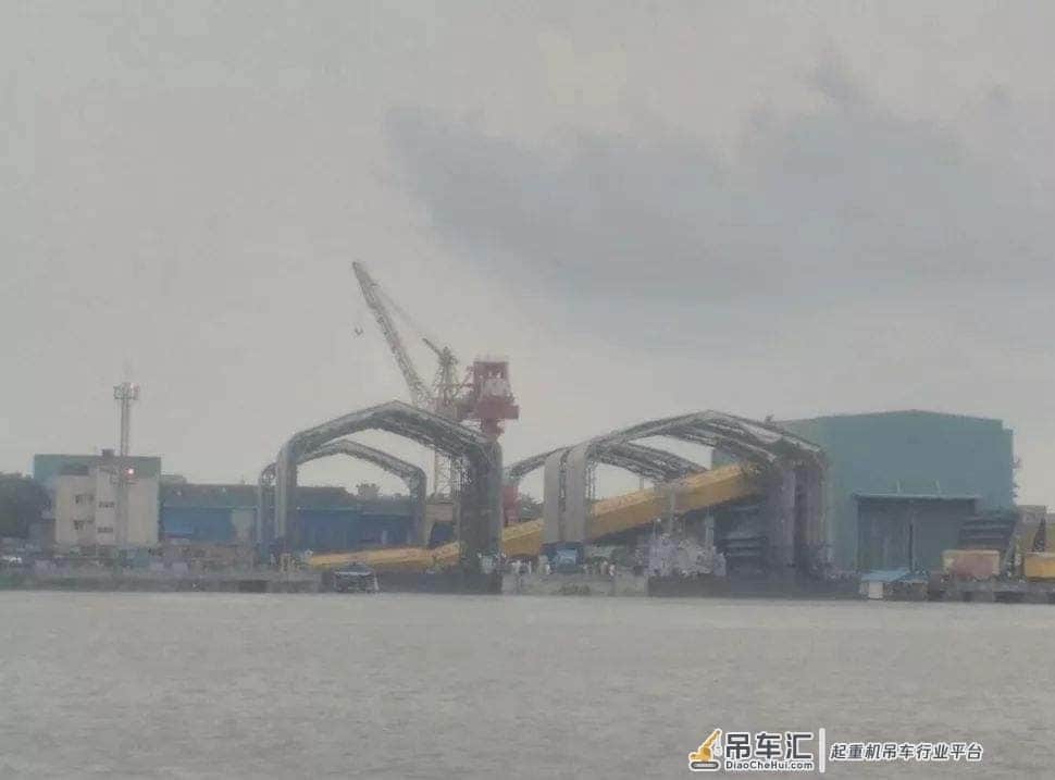 印度死活不买吃大亏!中国龙门吊创世界之最,“徒手”提起2万吨