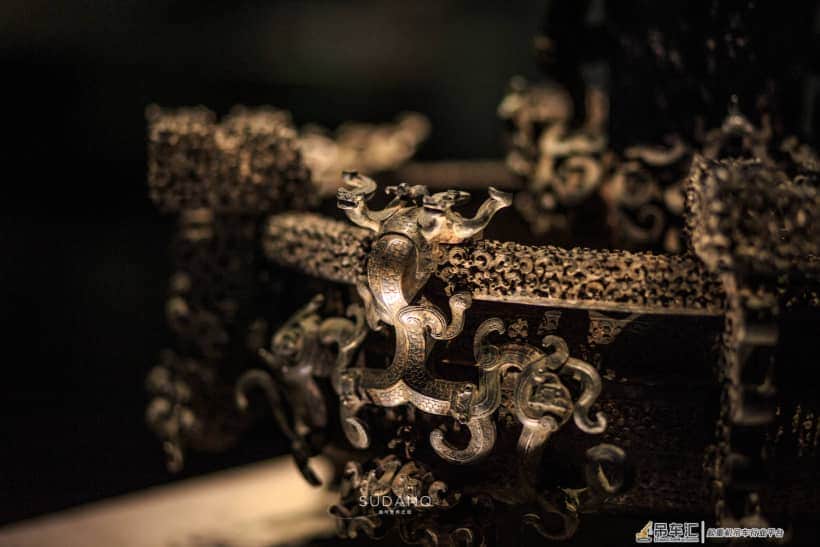 2400年的神秘棺材：载重8吨的吊车挪不动它，墓主人身世“成谜”