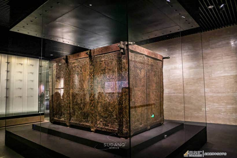 2400年的神秘棺材：载重8吨的吊车挪不动它，墓主人身世“成谜”