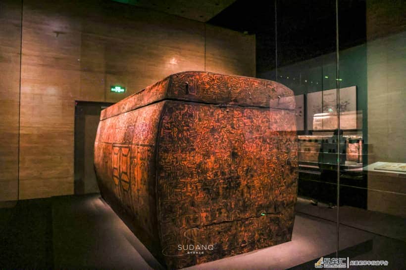 2400年的神秘棺材：载重8吨的吊车挪不动它，墓主人身世“成谜”