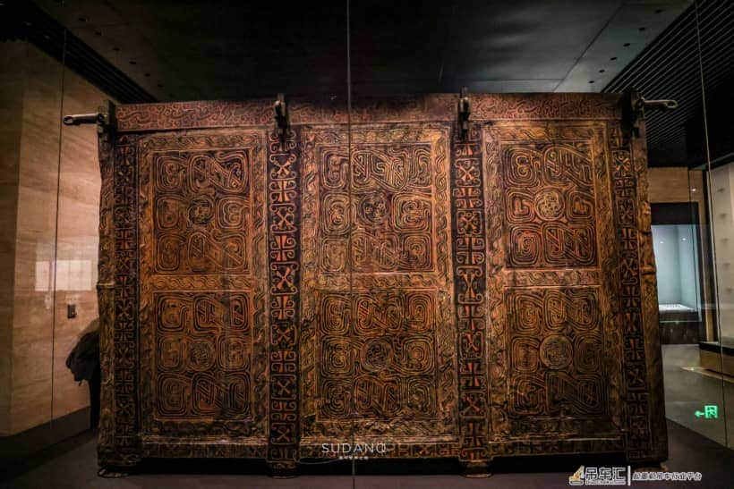 2400年的神秘棺材：载重8吨的吊车挪不动它，墓主人身世“成谜”