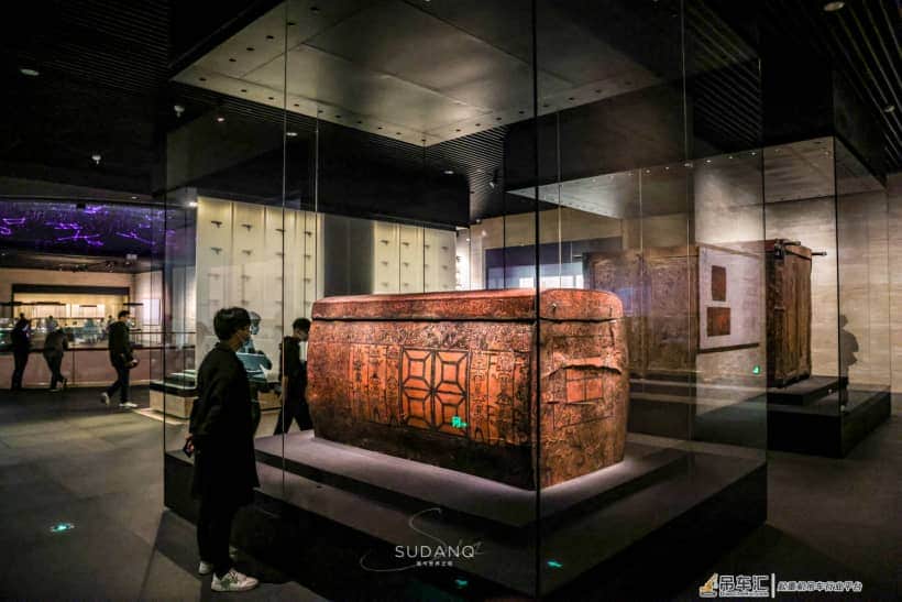 2400年的神秘棺材：载重8吨的吊车挪不动它，墓主人身世“成谜”