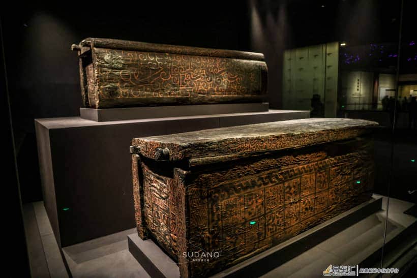 2400年的神秘棺材：载重8吨的吊车挪不动它，墓主人身世“成谜”