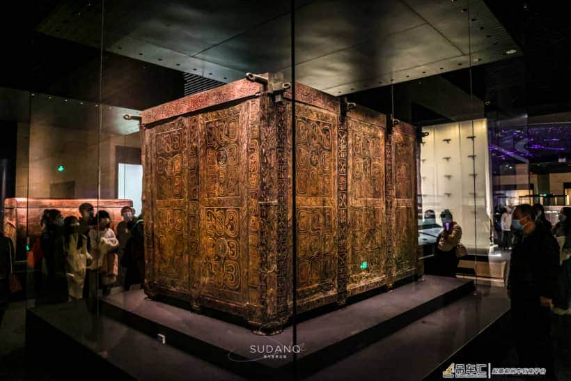 2400年的神秘棺材：载重8吨的吊车挪不动它，墓主人身世“成谜”