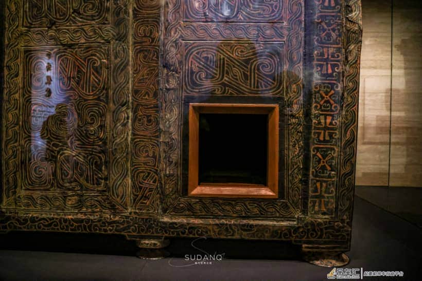 2400年的神秘棺材：载重8吨的吊车挪不动它，墓主人身世“成谜”