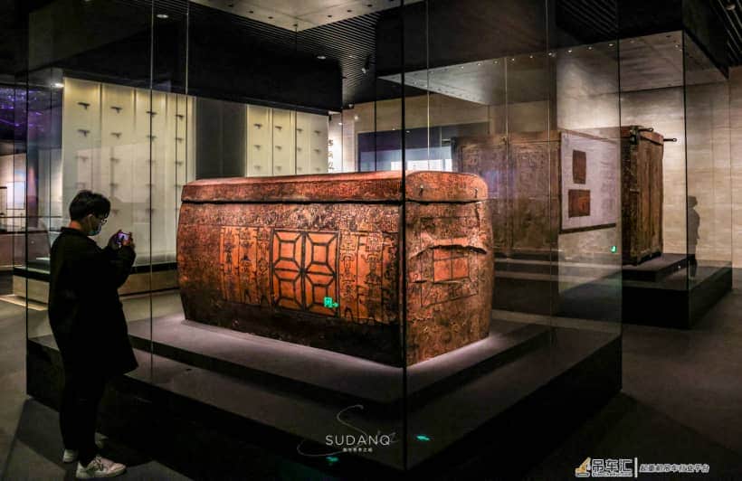 2400年的神秘棺材：载重8吨的吊车挪不动它，墓主人身世“成谜”