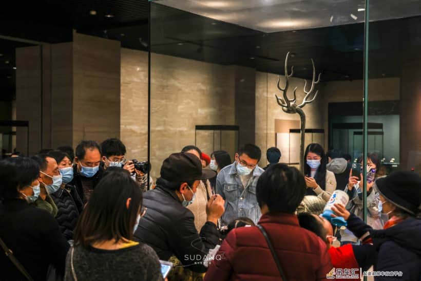 2400年的神秘棺材：载重8吨的吊车挪不动它，墓主人身世“成谜”