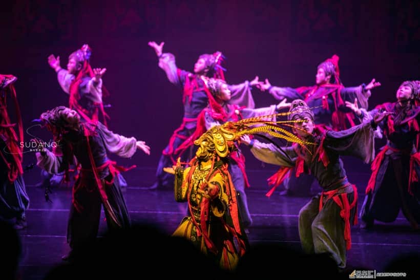 2400年的神秘棺材：载重8吨的吊车挪不动它，墓主人身世“成谜”