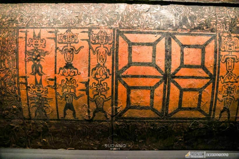 2400年的神秘棺材：载重8吨的吊车挪不动它，墓主人身世“成谜”